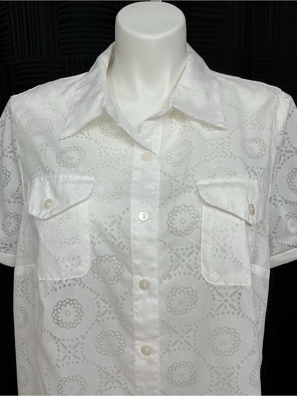 Alfred Dunner White Eyelet Short-Sleeve Button-Down Shirt - Picture 3 of 10